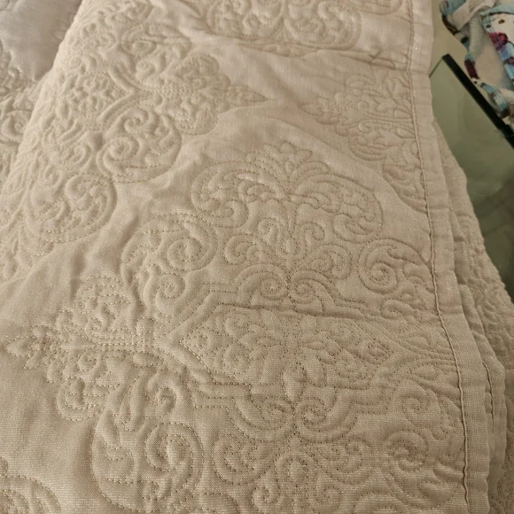 Luxe Habitat King Cream Quilt And Pillow Set - Picture 9 of 13